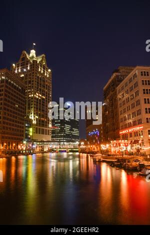 Nachtansicht des Milwaukee Riverwalk, einem Fußgängerweg, der sich entlang des Milwaukee River schlängelt, neben Restaurants, Einkaufsmöglichkeiten, Milwaukee, WI, USA Stockfoto