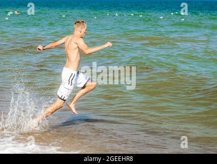 Odesa rgn., Ukraine, 05. August 2021: Ein Mann, der ins Meer rannte Stockfoto