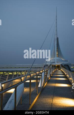 Der von Santiago Calatrava geschaffene Quadracci Pavilion des Milwaukee Art Museum (MAM) und die Reiman Bridge in der Dämmerung, Milwaukee, Wisconsin, USA Stockfoto