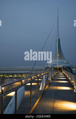 Der von Santiago Calatrava geschaffene Quadracci Pavilion des Milwaukee Art Museum (MAM) und die Reiman Bridge in der Dämmerung, Milwaukee, Wisconsin, USA Stockfoto