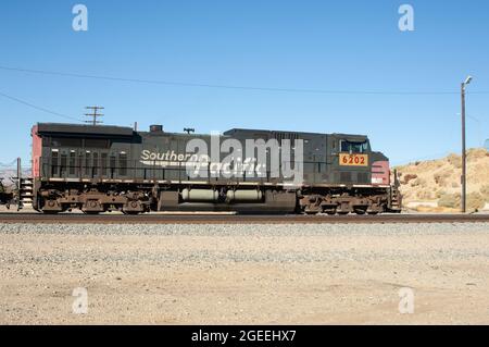 Die südpazifische Lokomotive, die zum Südpazifik gehörte, der zu Union Pacific wurde, ist hier in Mojave, Kalifornien, gebunden zu sehen. Stockfoto