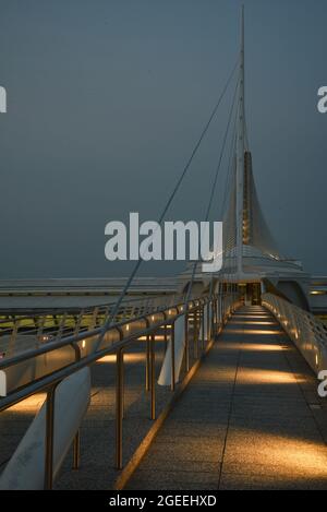 Der von Santiago Calatrava geschaffene Quadracci Pavilion des Milwaukee Art Museum (MAM) und die Reiman Bridge in der Dämmerung, Milwaukee, Wisconsin, USA Stockfoto