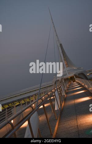 Der von Santiago Calatrava geschaffene Quadracci Pavilion des Milwaukee Art Museum (MAM) und die Reiman Bridge in der Dämmerung, Milwaukee, Wisconsin, USA Stockfoto