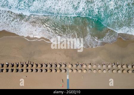 Luftaufnahme von oben mit Drohne des tropischen Strandes Falasarna auf Kreta, Griechenland. Stockfoto