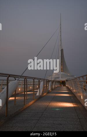 Der von Santiago Calatrava geschaffene Quadracci Pavilion des Milwaukee Art Museum (MAM) und die Reiman Bridge in der Dämmerung, Milwaukee, Wisconsin, USA Stockfoto