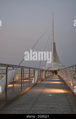 Der von Santiago Calatrava geschaffene Quadracci Pavilion des Milwaukee Art Museum (MAM) und die Reiman Bridge in der Dämmerung, Milwaukee, Wisconsin, USA Stockfoto