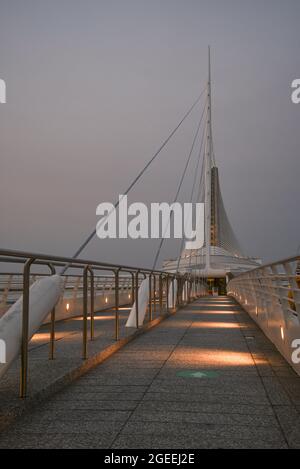 Der von Santiago Calatrava geschaffene Quadracci Pavilion des Milwaukee Art Museum (MAM) und die Reiman Bridge in der Dämmerung, Milwaukee, Wisconsin, USA Stockfoto