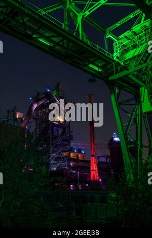 Beleuchtete historische Stahlwerksgebäude bei Nacht Stockfoto