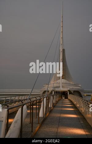 Der von Santiago Calatrava geschaffene Quadracci Pavilion des Milwaukee Art Museum (MAM) und die Reiman Bridge in der Dämmerung, Milwaukee, Wisconsin, USA Stockfoto