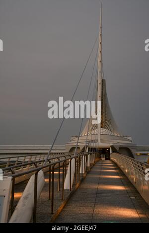 Der von Santiago Calatrava geschaffene Quadracci Pavilion des Milwaukee Art Museum (MAM) und die Reiman Bridge in der Dämmerung, Milwaukee, Wisconsin, USA Stockfoto