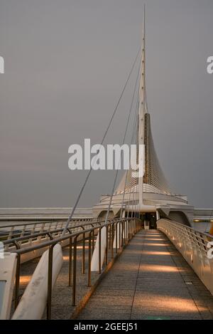 Der von Santiago Calatrava geschaffene Quadracci Pavilion des Milwaukee Art Museum (MAM) und die Reiman Bridge in der Dämmerung, Milwaukee, Wisconsin, USA Stockfoto