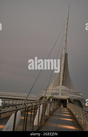 Der von Santiago Calatrava geschaffene Quadracci Pavilion des Milwaukee Art Museum (MAM) und die Reiman Bridge in der Dämmerung, Milwaukee, Wisconsin, USA Stockfoto