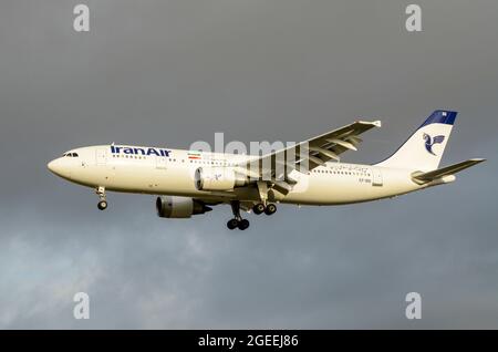 Iran Air Airbus A300 Airliner-Düsenflugzeug EP-IBB landet am Flughafen London Heathrow, Großbritannien. Die Fluggesellschaft der Islamischen Republik Iran Stockfoto