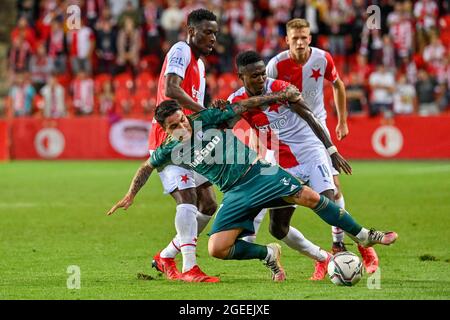 Prag, Tschechische Republik. August 2021. Von links Ibrahim Traore aus Slavia, Josue Pesqueira aus Legia, Oscar aus Slavia in Aktion während der vierten Qualifikationsrunde der European Conference League, 1. Fußballspiel Slavia Prag gegen Legia Warschau, in Prag, Tschechische Republik, 19. August 2021. Quelle: VIT Simanek/CTK Photo/Alamy Live News Stockfoto