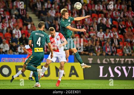 Prag, Tschechische Republik. August 2021. Von links Mateusz Wieteska von Legia, Stanislav Tecl von Slavia, Mateusz Holownia von Legia im Einsatz während der 4. Qualifikationsrunde der European Conference League, 1. Fußballspiel Slavia Prag gegen Legia Warschau, in Prag, Tschechische Republik, 19. August 2021. Quelle: VIT Simanek/CTK Photo/Alamy Live News Stockfoto