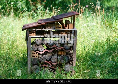 Großes Mückenhotel oder Ameisenhaufen in den Wäldern, die von Menschen gemacht wurden. Stockfoto