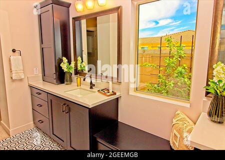 Badezimmer Mit Eitelkeit, Schränken Und Großem Spiegel Stockfoto