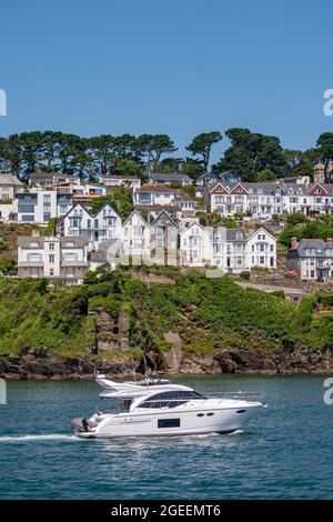 Blick über den Fluss Fowey nach Süden Fowey von Polruan Castle - Polruan, Cornwall, Großbritannien. Stockfoto