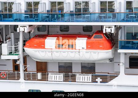 Ein modernes Rettungsboot ist die Grundausstattung auf jedem Schiff Stockfoto