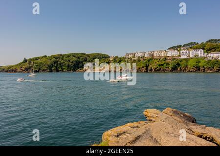 Blick über den Fluss Fowey nach Süden Fowey und Readymoney Cove von Polruan Castle - Polruan, Cornwall, Großbritannien. Stockfoto