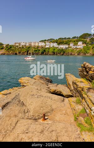 Blick über den Fluss Fowey nach Süden Fowey von Polruan Castle - Polruan, Cornwall, Großbritannien. Stockfoto