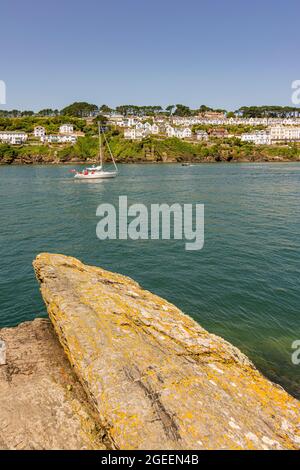 Blick über den Fluss Fowey nach Süden Fowey von Polruan Castle - Polruan, Cornwall, Großbritannien. Stockfoto