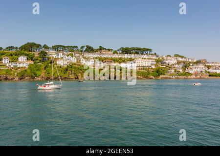 Blick über den Fluss Fowey nach Süden Fowey von Polruan Castle - Polruan, Cornwall, Großbritannien. Stockfoto