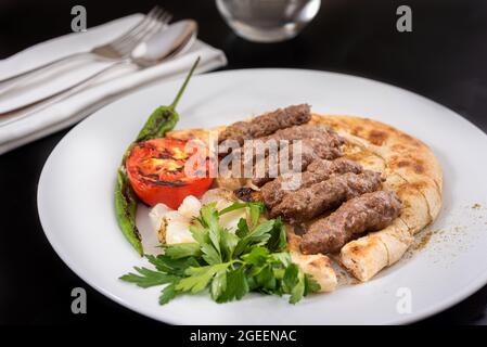 Türkische Shish Fleischbällchen traditionelle Kofte. Würzige Fleischbällchen Kebab oder Kebap. Stockfoto