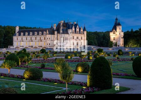 Beleuchteter Garten von Diane de Poitiers und Chateau Chenonceau im Loire-Tal, Centre, Frankreich Stockfoto