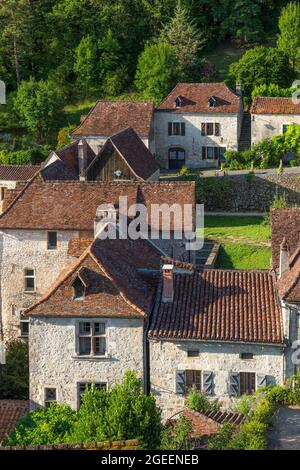 Blick von der Dachterrasse auf die mittelalterliche Stadt Saint-Cirq-Lapopie, Quercy, Oczitanie, Frankreich Stockfoto