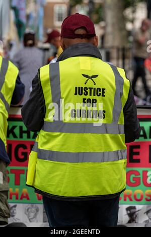 London, Großbritannien. August 2021. Ein Unterstützer der Gurkha-Veteranen, der am 13. Tag ihres Hungerstreiks in Whitehall gegenüber der Downing Street aus Protest gegen ungleiche Renten mit anderen Veteranen der britischen Armee gesehen wurde. Die Beamten des Verteidigungsministeriums werden im nächsten Monat den nepalesischen Botschafter und die Gruppe treffen. Die Brigade von Gurkhas wird aus Nepal rekrutiert, das weder ein abhängiges Territorium des Vereinigten Königreichs noch ein Mitglied des Commonwealth ist. Kredit: SOPA Images Limited/Alamy Live Nachrichten Stockfoto