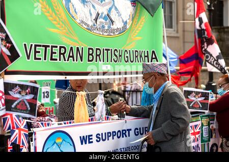 London, Großbritannien. August 2021. Ein Unterstützer der Gurkha-Veteranen in Whitehall gegenüber der Downing Street, am 13. Tag ihres Hungerstreiks aus Protest gegen ungleiche Renten mit anderen Veteranen der britischen Armee. Die Beamten des Verteidigungsministeriums werden im nächsten Monat den nepalesischen Botschafter und die Gruppe treffen. Die Brigade von Gurkhas wird aus Nepal rekrutiert, das weder ein abhängiges Territorium des Vereinigten Königreichs noch ein Mitglied des Commonwealth ist. Kredit: SOPA Images Limited/Alamy Live Nachrichten Stockfoto