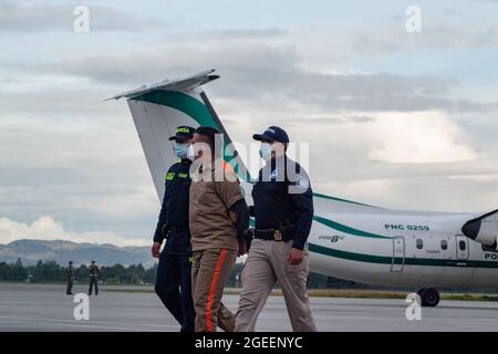 Bogota, Kolumbien. August 2021. Bilder von Yamit Picon Rodriguez alias CHONCHA-Mitglied der ELN-Guerilla, begleitet von der Polizei von Interpol und der kolumbianischen Polizei, bevor sie am 19. August 2021 im Militärstützpunkt CATAM in Bogota, Kolumbien, in die Vereinigten Staaten auslieferten. Kredit: Long Visual Press/Alamy Live Nachrichten Stockfoto