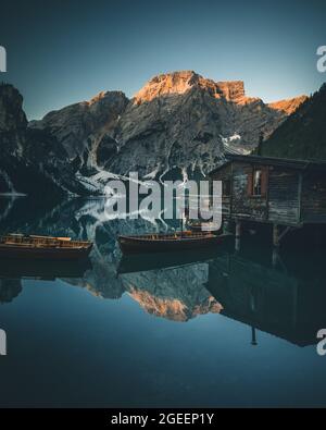 Boote auf den Pragser Wildsee (Pragser Wildsee) in den Dolomiten, Südtirol, Italien Stockfoto