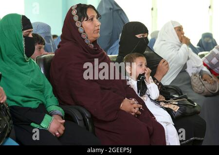 Lokale Frauen hören einem Redner bei einem Treffen zum Internationalen Frauentag im Hauptquartier der Provinz Khost in der Stadt Khost, Provinz Khost, Afghanistan, am 9. März 2013 zu. Das Treffen war eines der größten Frauenversammlungen, die je in der Provinz Khost stattfinden. Sie diskutierten über die Stärke und Verantwortung einer Frau in ihrem Haushalt sowie über die Hochschulbildung für alle Frauen und Mädchen. (USA Armeefoto von Sgt. Kimberly Trumbull / Veröffentlicht) Stockfoto