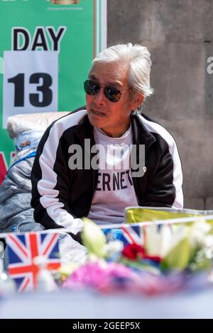 London, Großbritannien. August 2021. Gurkha-Veteran, Gyanraj Rai, gesehen in Whitehall gegenüber Downing Street, am 13. Tag eines Hungerstreiks aus Protest gegen ungleiche Renten mit anderen Veteranen der britischen Armee. Die Beamten des Verteidigungsministeriums werden im nächsten Monat den nepalesischen Botschafter und die Gruppe treffen. Die Brigade von Gurkhas wird aus Nepal rekrutiert, das weder ein abhängiges Territorium des Vereinigten Königreichs noch ein Mitglied des Commonwealth ist. (Foto von Dave Rushen/SOPA Images/Sipa USA) Quelle: SIPA USA/Alamy Live News Stockfoto