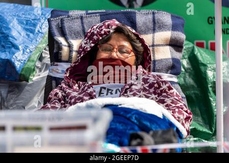 London, Großbritannien. August 2021. Die Witwe von Gurkha, Pushpa Rana Ghale, wurde am 13. Tag ihres Hungerstreiks in Whitehall gegenüber der Downing Street aus Protest gegen ungleiche Renten mit anderen Veteranen der britischen Armee gesehen. Die Beamten des Verteidigungsministeriums werden im nächsten Monat den nepalesischen Botschafter und die Gruppe treffen. Die Brigade von Gurkhas wird aus Nepal rekrutiert, das weder ein abhängiges Territorium des Vereinigten Königreichs noch ein Mitglied des Commonwealth ist. (Bild: © Dave Rushen/SOPA Images via ZUMA Press Wire) Stockfoto