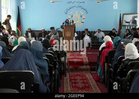 Die Sprecherin des Frauenministeriums und die Zeremonienmeisterin Kamila Akbari spricht mit einer Gruppe von Frauen bei einem Treffen zum Internationalen Frauentag im Hauptquartier der Provinz Khost in der Stadt Khost, Provinz Khost, Afghanistan, 9. März 2013. Das Treffen war eines der größten Frauenversammlungen, die je in der Provinz Khost stattfinden. Sie diskutierten über die Stärke und Verantwortung einer Frau in ihrem Haushalt sowie über die Hochschulbildung für alle Frauen und Mädchen. (USA Armeefoto von Sgt. Kimberly Trumbull / Veröffentlicht) Stockfoto