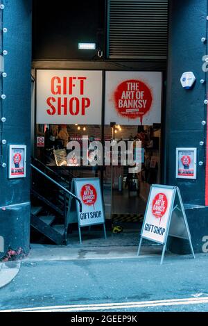 London, Großbritannien. August 2021. Die größte Sammlung von Banksy-Werken in Privatbesitz, die vom 20. Mai bis 21. November 2021 in der Londoner Seven Dials zu sehen ist.die Ausstellung des renommierten Künstlers Banksy umfasst 80 Originalwerke, Drucke, Siebdrucke, Skulpturen, Leinwände und andere einzigartige Stücke von 1997 bis 2008. (Foto von Dave Rushen/SOPA Images/Sipa USA) Quelle: SIPA USA/Alamy Live News Stockfoto