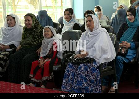 Lokale Frauen hören einem Redner bei einem Treffen zum Internationalen Frauentag im Hauptquartier der Provinz Khost in der Stadt Khost, Provinz Khost, Afghanistan, am 9. März 2013 zu. Das Treffen war eines der größten Frauenversammlungen, die je in der Provinz Khost stattfinden. Sie diskutierten über die Stärke und Verantwortung einer Frau in ihrem Haushalt sowie über die Hochschulbildung für alle Frauen und Mädchen. (USA Armeefoto von Sgt. Kimberly Trumbull / Veröffentlicht) Stockfoto