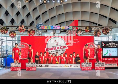 tokio, japan - juli 09 2019: Standdee und Tafel aus Pappe, auf der die japanischen Volleyballsportler während des FIVB Volleyball World Cup Japan 2019 abgebildet sind Stockfoto