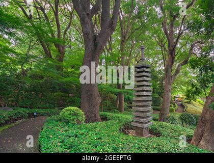 tokio, japan - 25 2021. juli: Dreizehn steinerne Pagode Kuyoto im Japanischen Garten des Hotels New Otani, die die dreizehn Buddhas symbolisiert Stockfoto