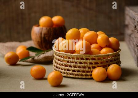 Brasilianische Frucht caja im Strohkorb. Stockfoto