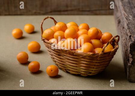 Brasilianische Frucht caja im Strohkorb. Stockfoto