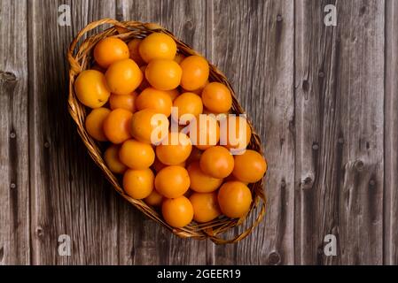 Brasilianische Frucht caja im Strohkorb. Stockfoto