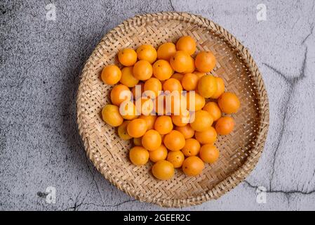 Brasilianische Frucht caja im Strohkorb. Stockfoto