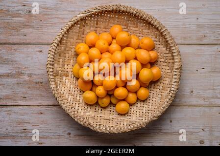 Brasilianische Frucht caja im Strohkorb. Stockfoto