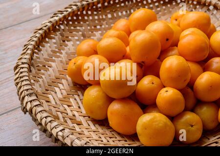 Brasilianische Frucht caja im Strohkorb. Stockfoto