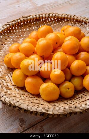 Brasilianische Frucht caja im Strohkorb. Stockfoto