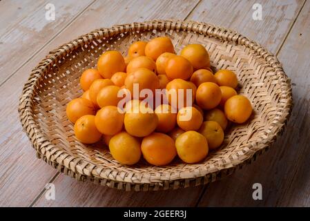 Brasilianische Frucht caja im Strohkorb. Stockfoto
